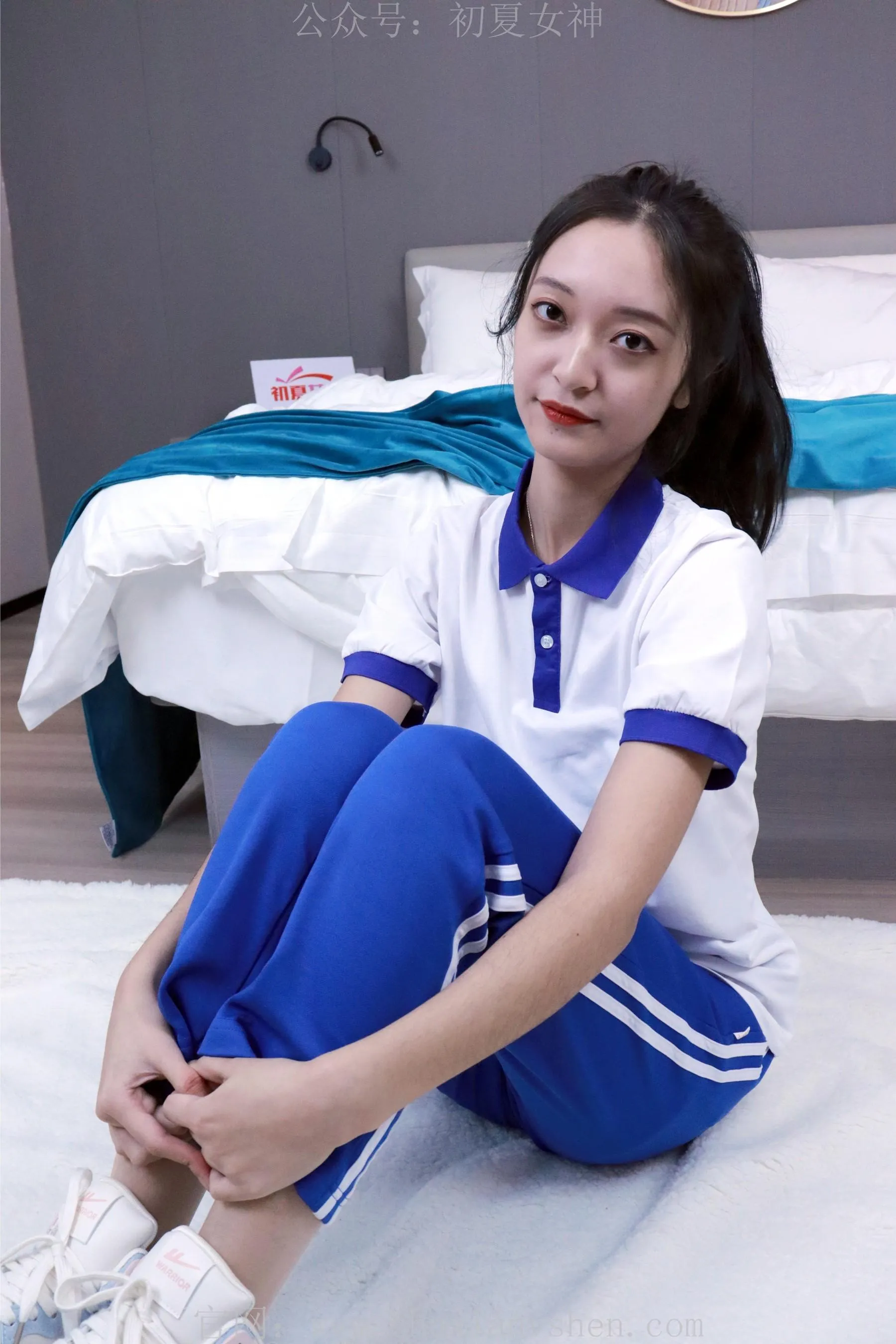 初夏女神 NO.001 依依校服搭配37码运动鞋拍摄 [126P]插图3